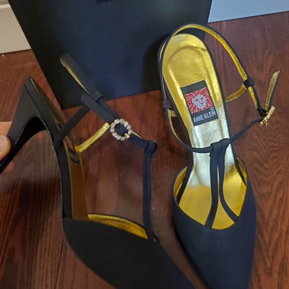 Anne Klein black strappy sandal - size 8 - Picture 3 of 5